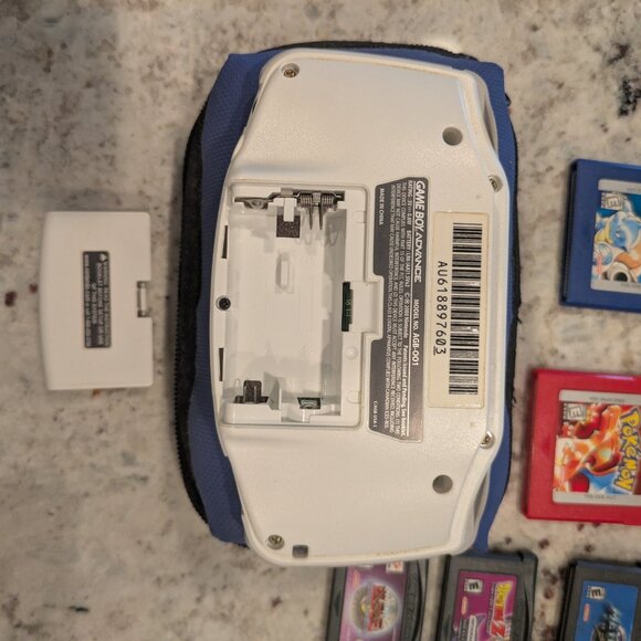 Nintendo Game Boy advance and games (Pokemon Red, Pokemon Blue, and others) - Picture 13 of 13
